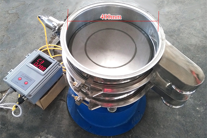 小型振動(dòng)篩采用彈跳球?yàn)榍寰W(wǎng)裝置，清網(wǎng)效果好。